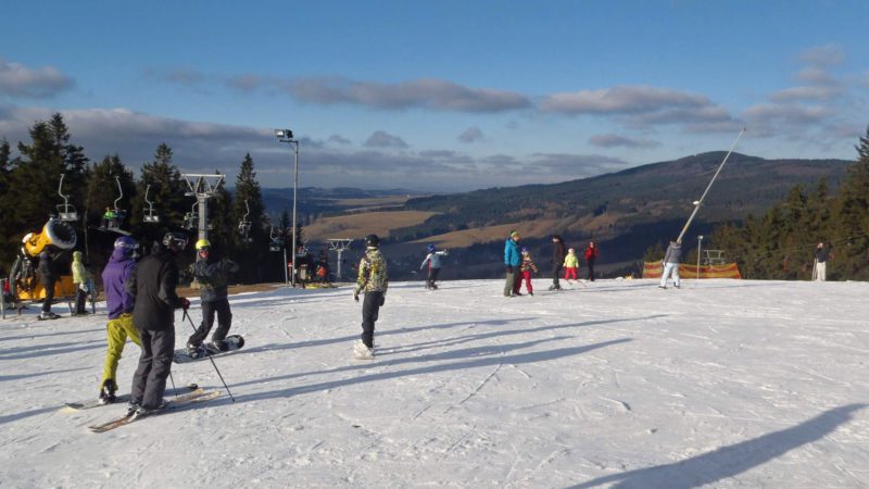 Prosluněné sjezdovky ve Ski Deštné.