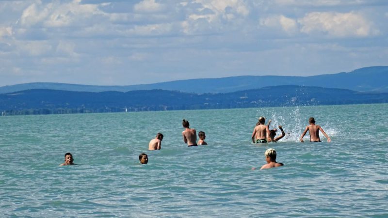 Balaton je mělký a ideální na koupání i pro rodiny s dětmi.