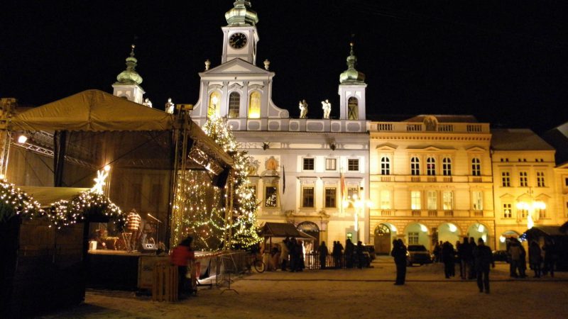 Hlavní pódium a magistrát