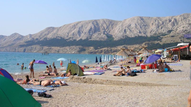 Lidé relaxují na plážích ostrova Krk