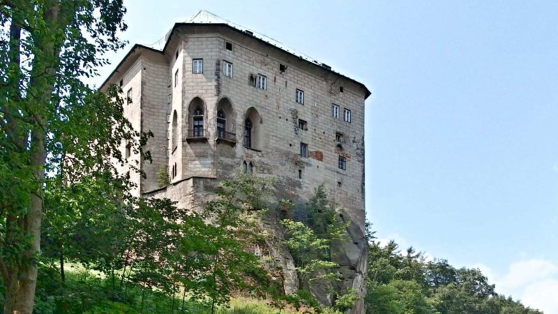 Hrad Houska je jako správný hrad na kopci
