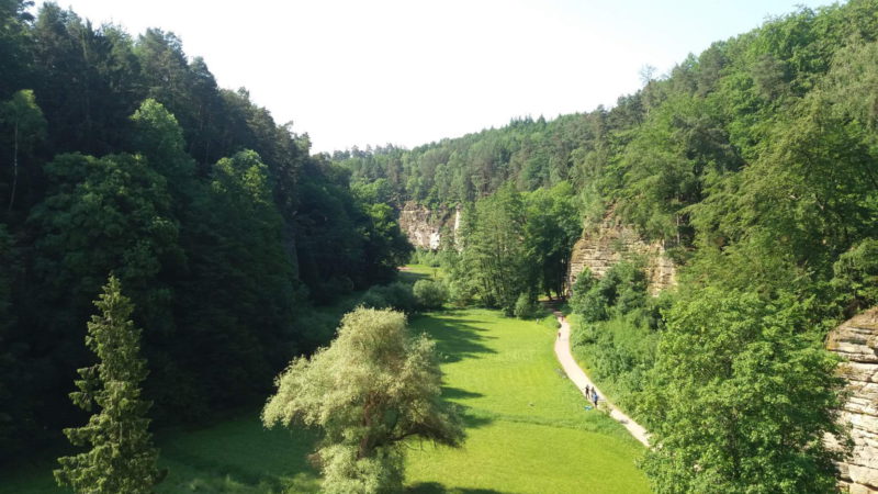 K hradu vede hned několik turistických tras krásnou přírodou Českého ráje.