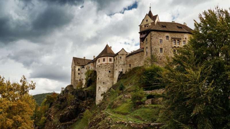 Další pohled na tento monumentální středověký hrad