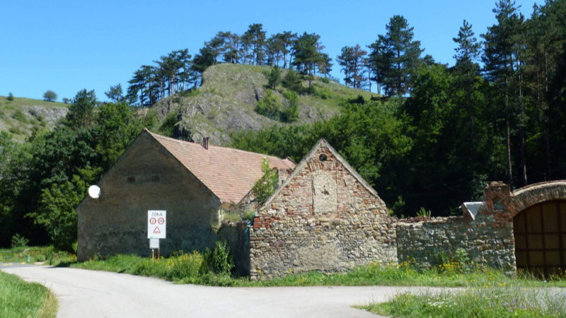 Turistická cestička skrz Prokopské údolí.