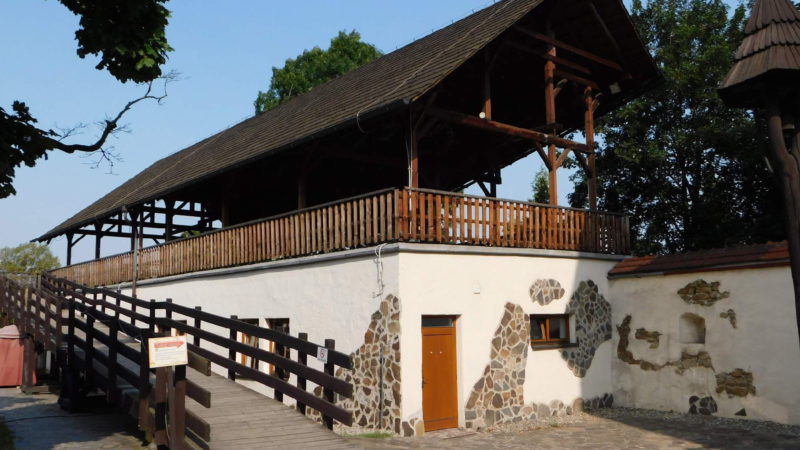 Slezkoostravský hrad a jeho nádvoří.