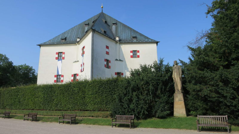 Uvnitř se nachází expozice umění a bitvy na Bílé hoře
