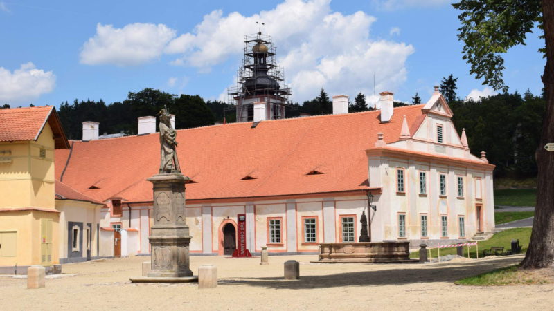 Některé části klášteru už vypadají k světu