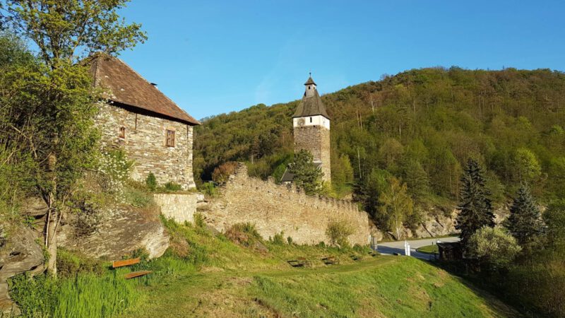 Pohled na romantické hradby hradu Hardegg