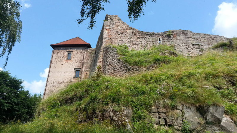 Z venku stále působí hrad majestátně