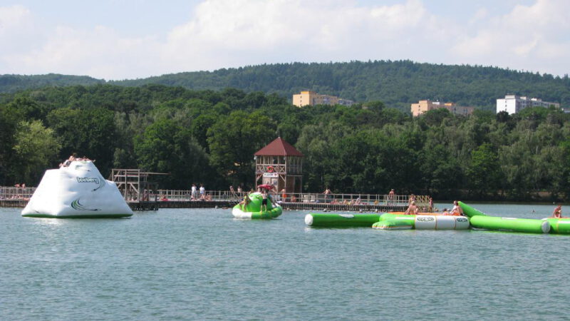 Od jezera je výhled na panorama Chomutova i Krušné hory