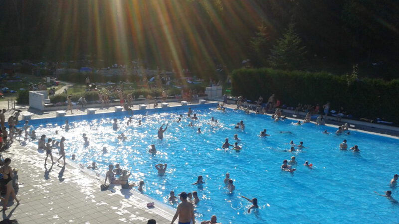 Pohled na bazén v západu slunce