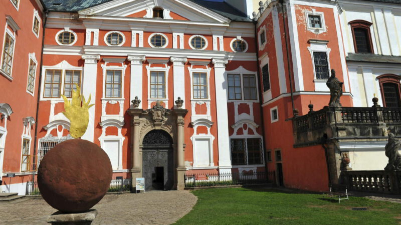 Broumovský klášter a jeden z jeho hlavních vstupů