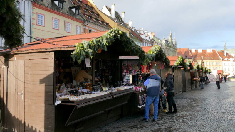 Stánky na vánočních trzích v Chebu