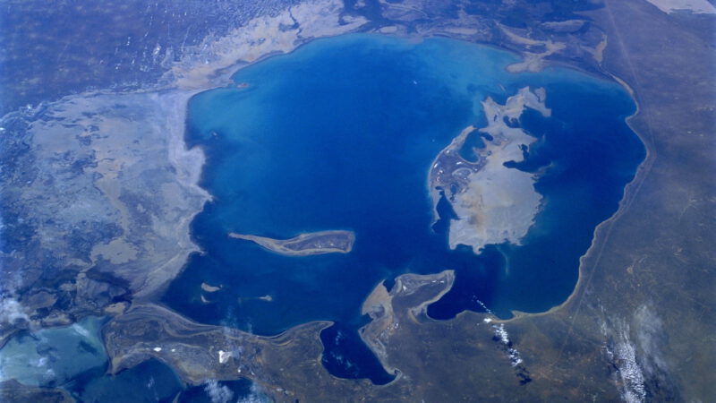 Pohled z výšky na Aralské jezero