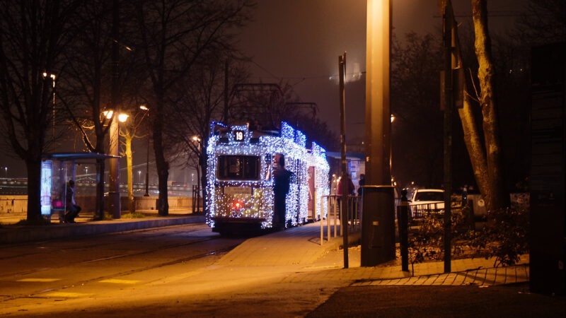 Vánočně nazdobená tramvaj v ulicích Budapešti