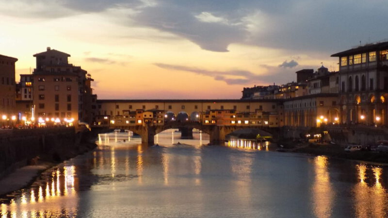 Krásně nasvícený most Ponte Vecchio v noci