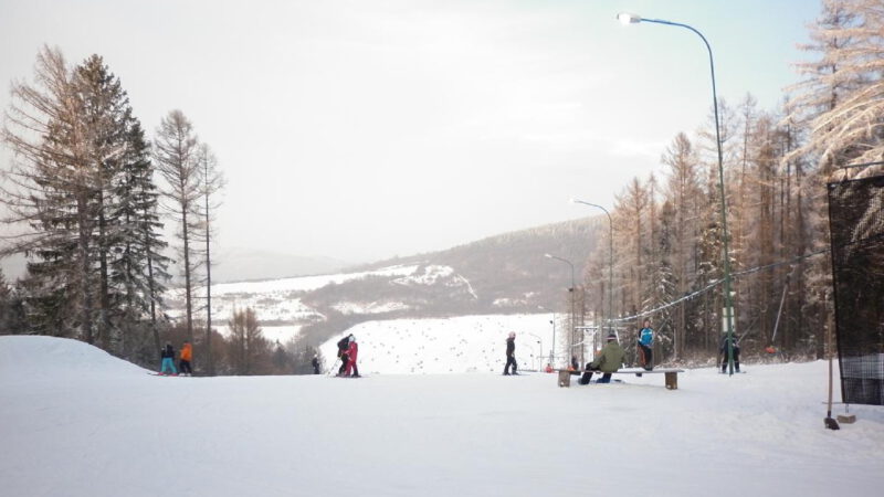 Čerstvě zasněžená sjezdovka ve Ski park Filipov