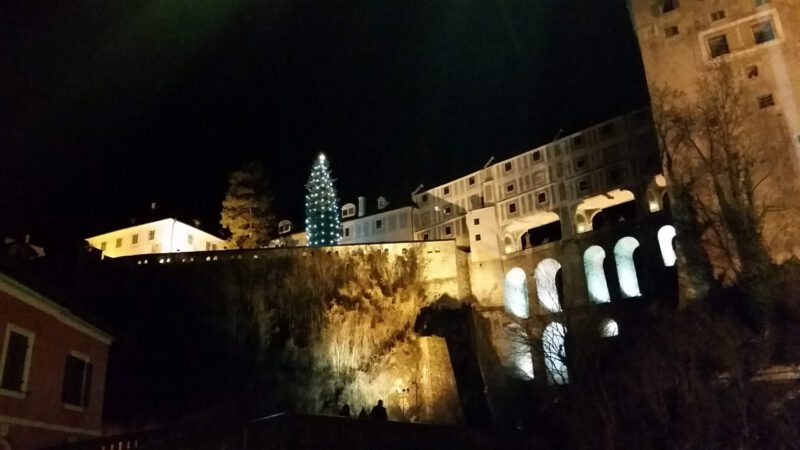 Panorama zámku Český Krumlov s vánčoním stromem