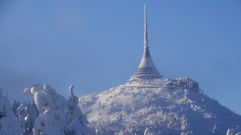 Majestátný vrchol Ještědu s vysílačem
