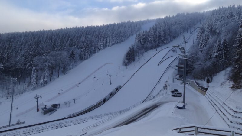Celkový pohled na Ski Ještěd a skokanské můstky
