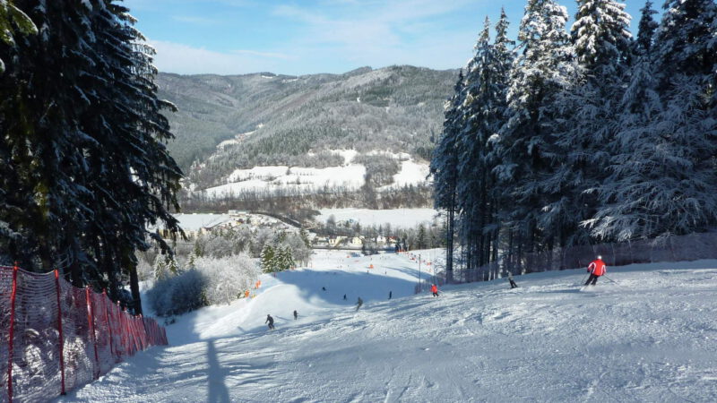 Areál Ski Karolinka je z velké části obklopený lesem