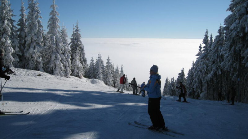 Obloha azura a den jako stvoření na lyže nebo prkno