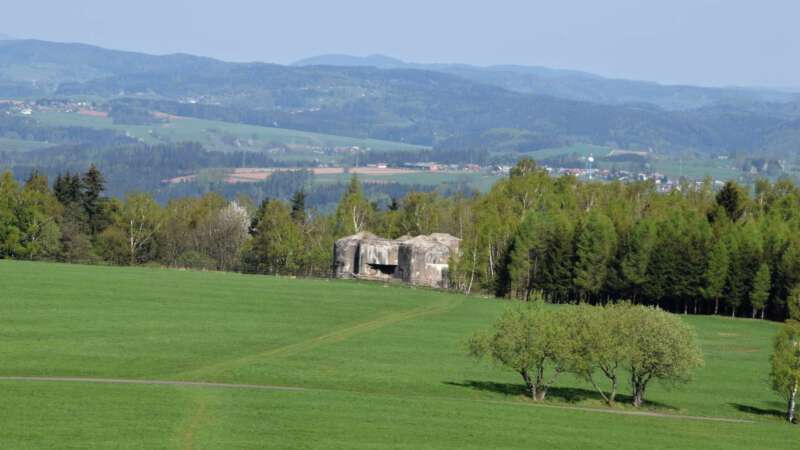 Krajinou vede i naučná stezka o opevnění