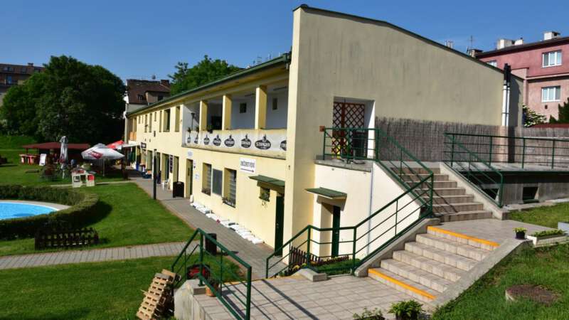 Další pohled na budovu se zázemím