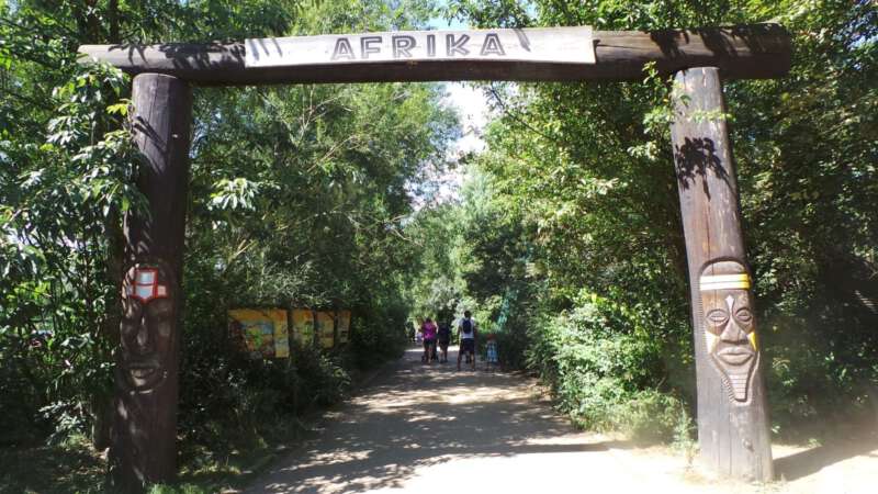 Hned za branou vstup do africké části zoo