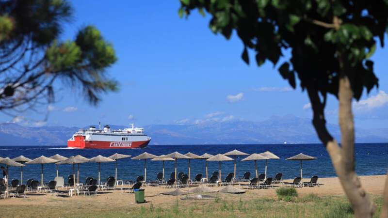 Trajekt odplouvá z ostrova Andros směř řecká pevnina