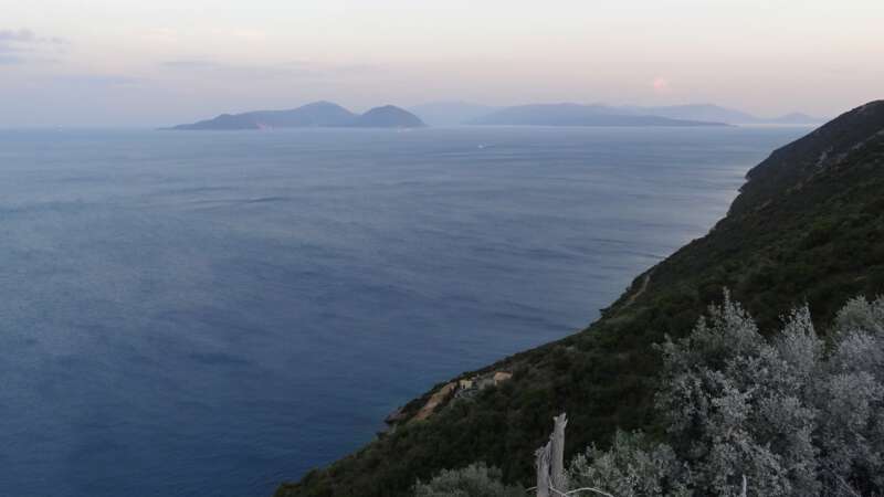 Výhled z jjhu ostrova u Vasiliki