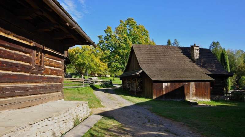 Naleznete zde téměř 100 krásných roubenek