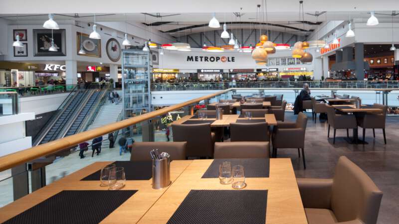 Samozřejmě nechybí food court mnoha restauracemi