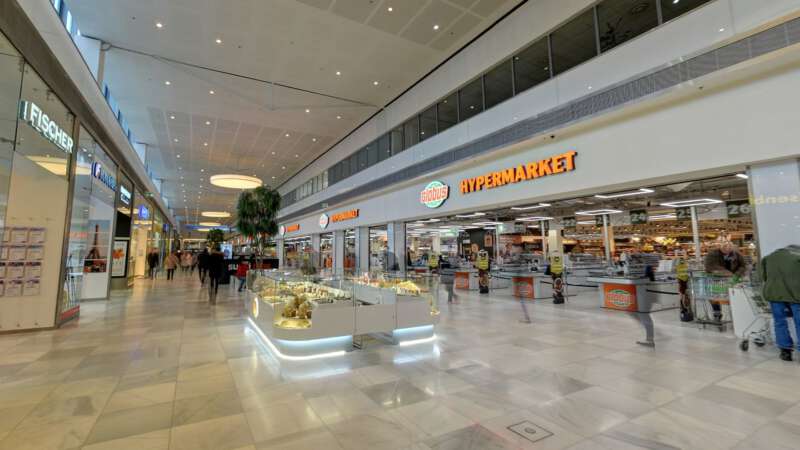 Blízko vchodu je hypermarket Globus