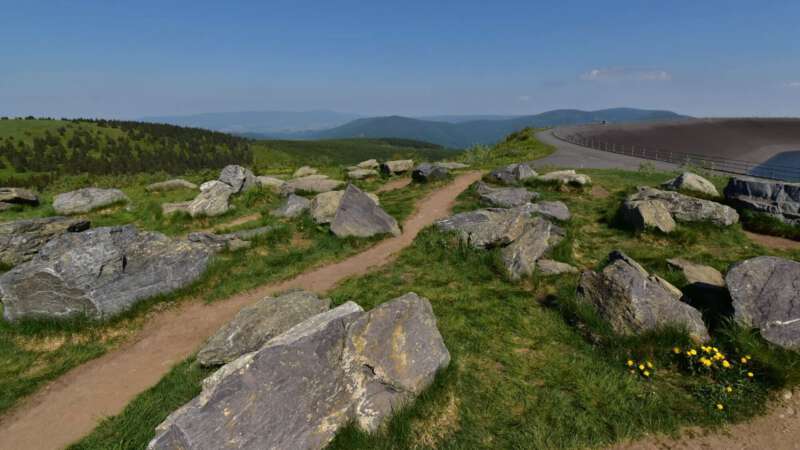 Turistická cestička na vrcholu kopce