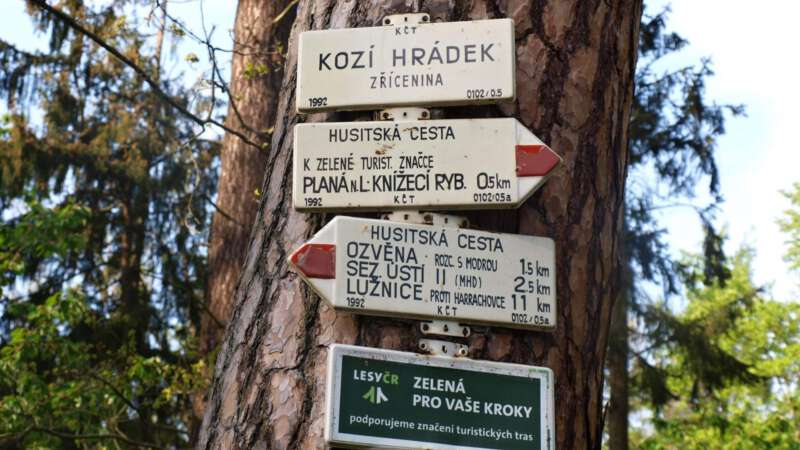 Ke Kozímu Hrádku se jde po červené ze Sezimova Ústí