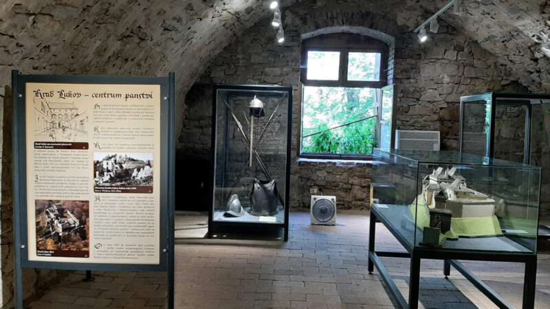Další pohled na vnitřní prostory hradu Lukov