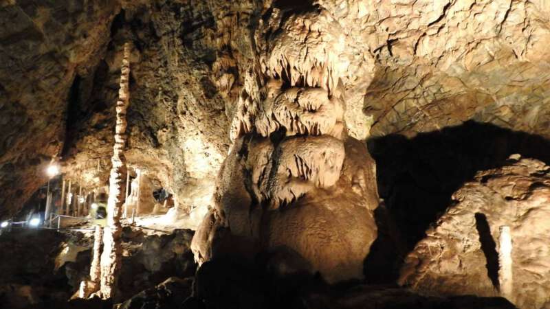 Kateřinská jeskyně je nádherně nasvícena