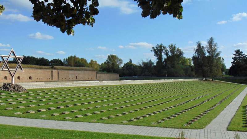 Smutný pohled na Památník Terezín