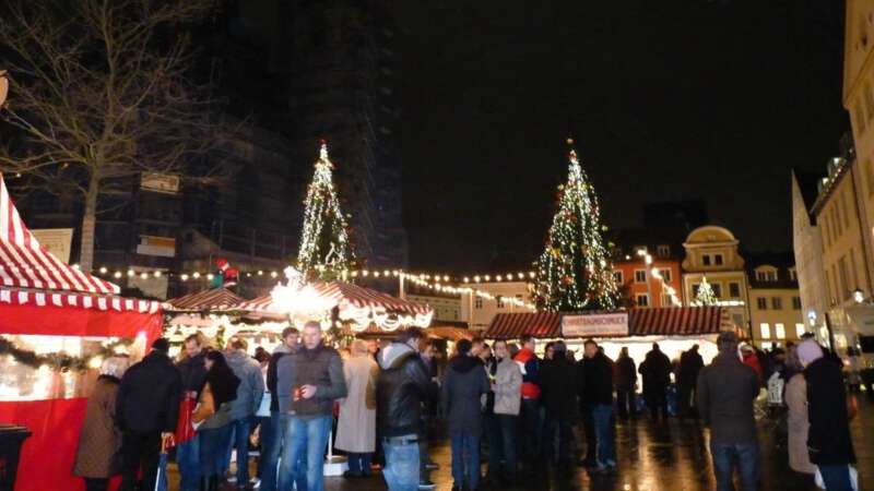 Po setmění mají vánoční trhy v Regensburgu jedinečnou atmosféru