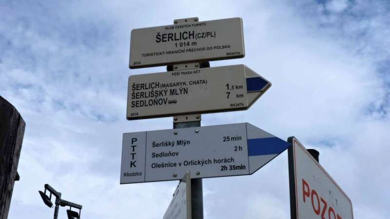 Vrchol Šerlich (1.027 m.n.m.) je přímo na hranici