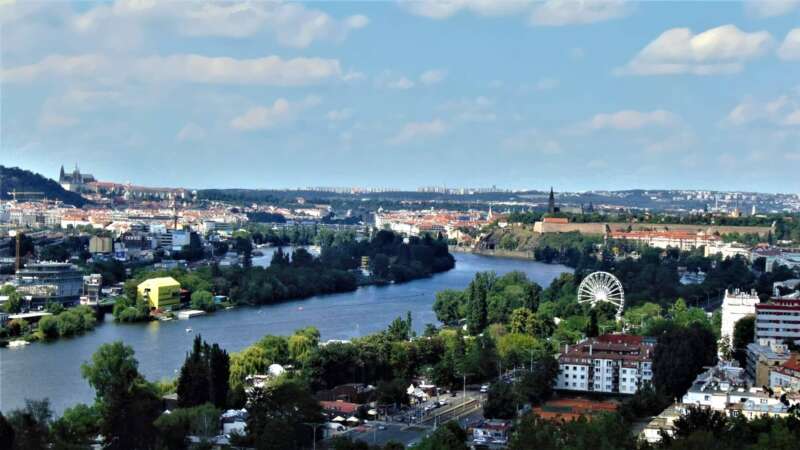 Z vyhlídky Dobeška je nádherný pohled na Prahu kolem Vltavy