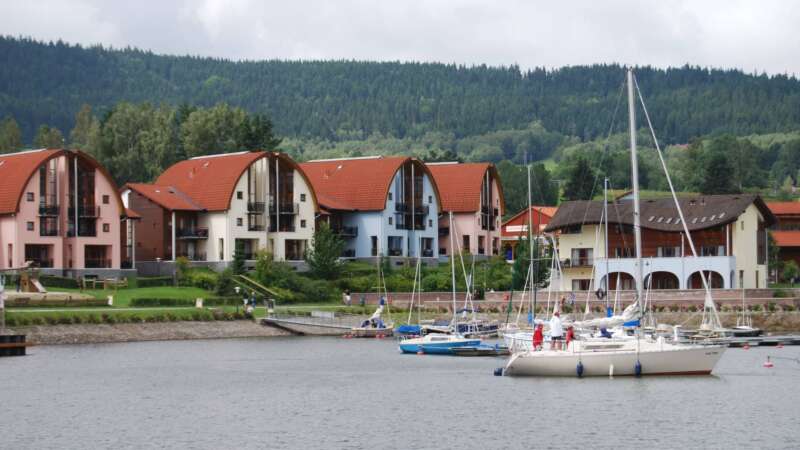 Celkový pohled na Landal Marinu od Lipna