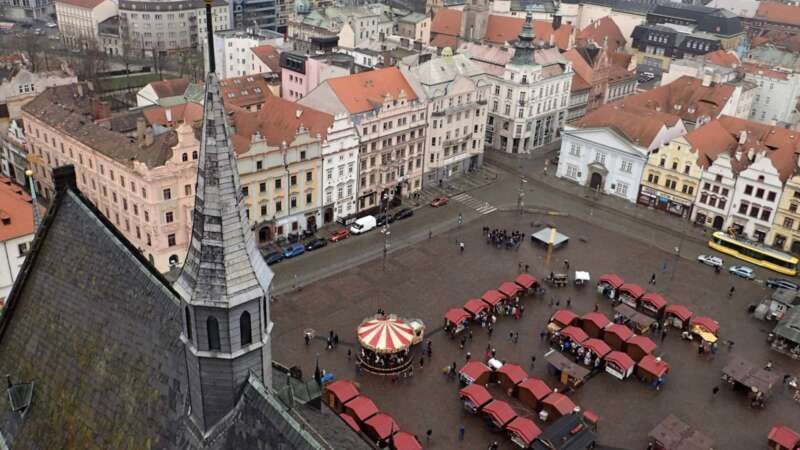 Velikonoční trhy Plzeň pohled z věže kostela Sv. Bartoloměje