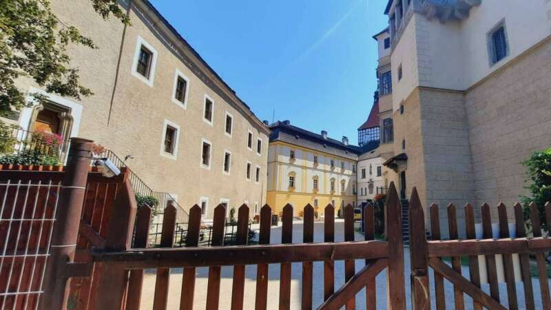 Nádvoří je uzavřené a vstup zpoplatněn