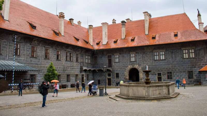 Nádvoří zámku Český Krumlov, kde probíhají velikonoční trhy