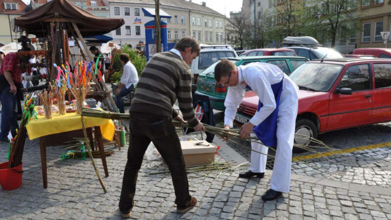 Pletení pomlázek na velikonočních trzích v Uherském Hradišti