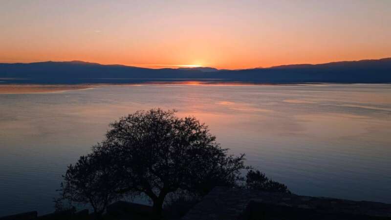 Ochridské jezero při západu Slunce