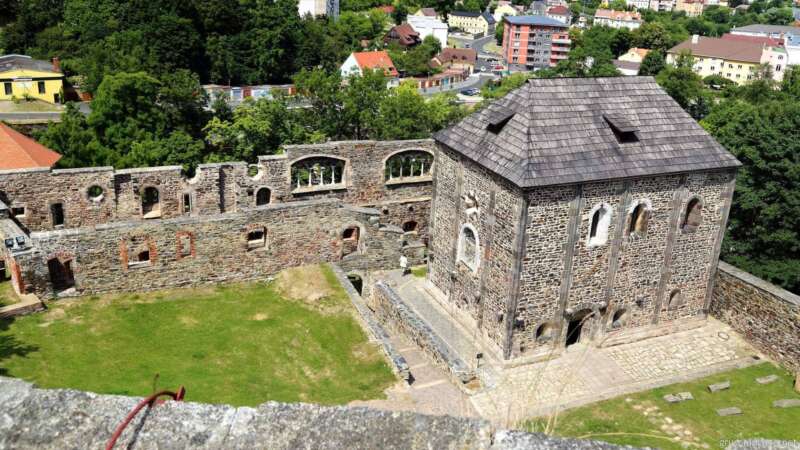 Chebský hrad je jednou z mála takto velkolepých románských památek u nás