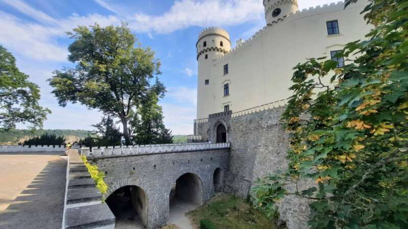 Mohutná vstupní brána na zámek Orlík